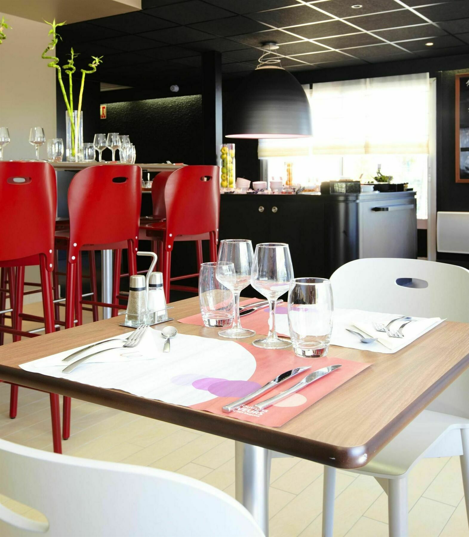 Kyriad Direct Marseille Ouest - Мартиг Ресторант снимка